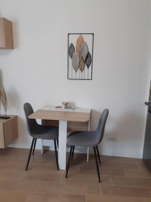 Appartement Studio Climatise Avec Une Place De Parking Et Classe 2 Etoiles A La Faviere à Bormes-les-Mimosas Extérieur photo