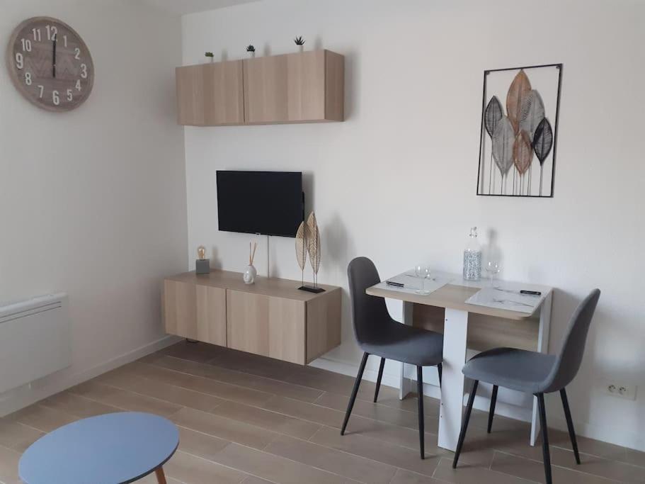 Appartement Studio Climatise Avec Une Place De Parking Et Classe 2 Etoiles A La Faviere à Bormes-les-Mimosas Extérieur photo